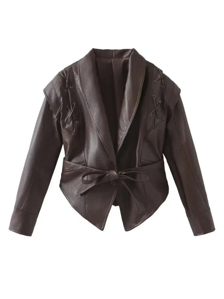 Modische Lederjacke mit Bindegürtel