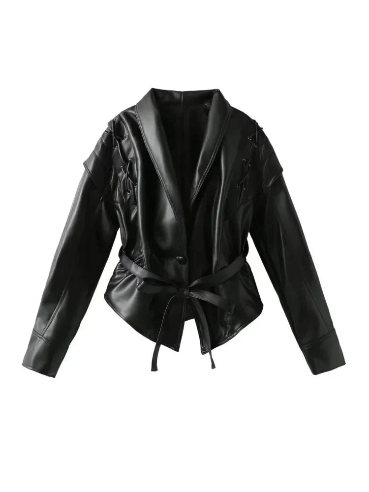 Modische Lederjacke mit Bindegürtel