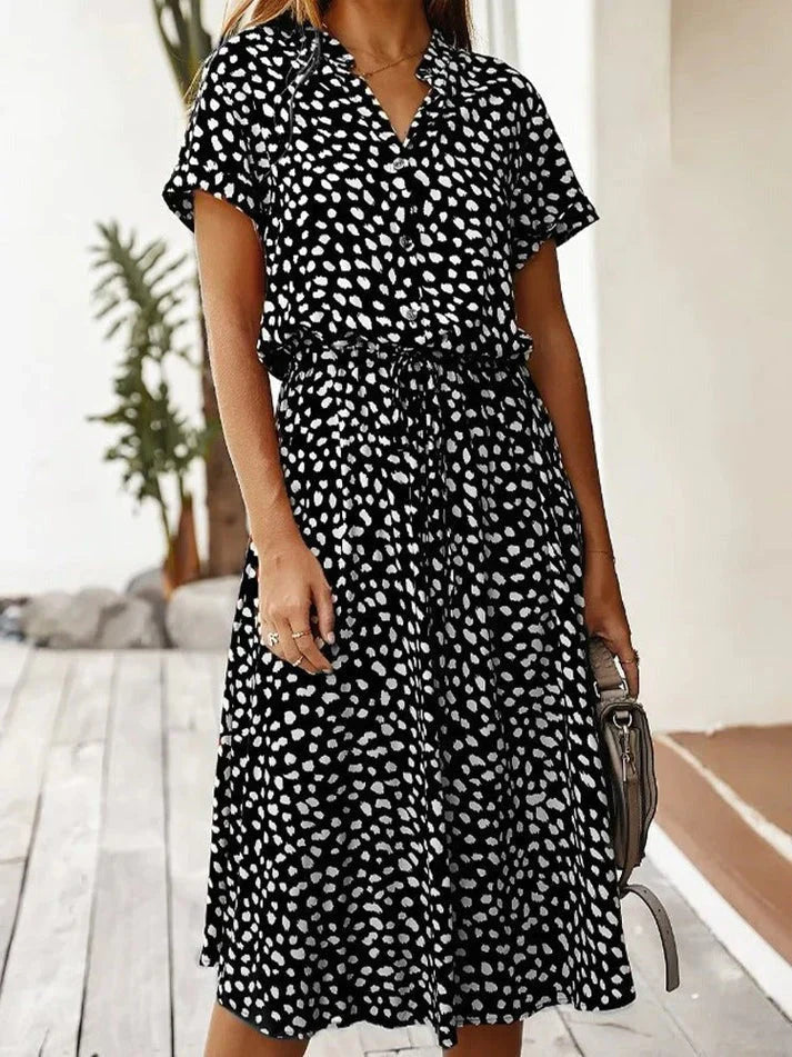 Rosea Kleid mit V-Ausschnitt und Rüschen