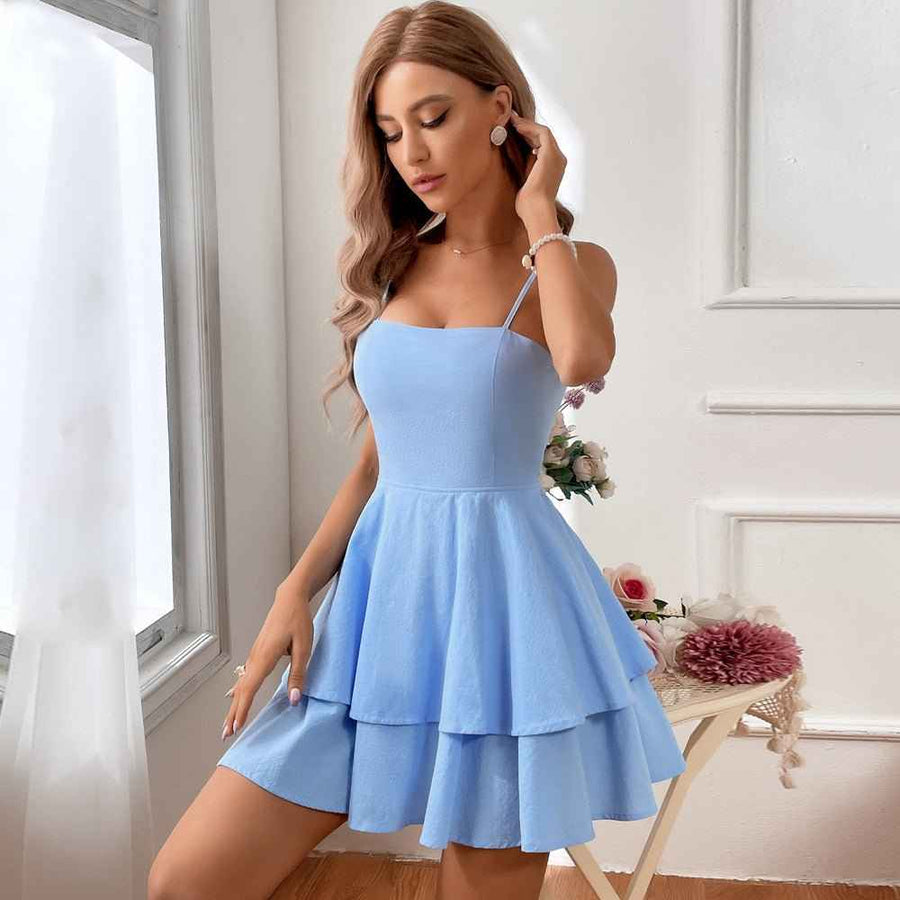 nola – tiered ruffle mini dress mit spaghettiträgern & rückenschleife