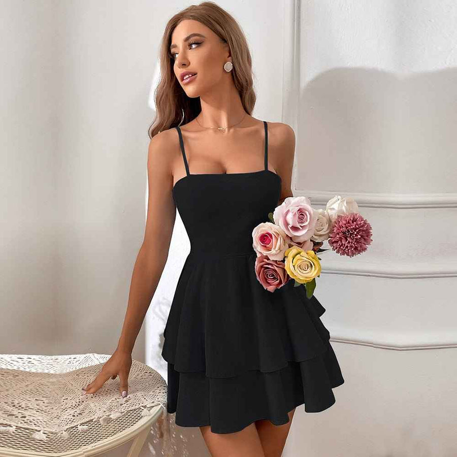 nola – tiered ruffle mini dress mit spaghettiträgern & rückenschleife