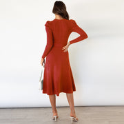 Nora – Feinstrick-Kleid mit Taillengürtel und Strukturmuster