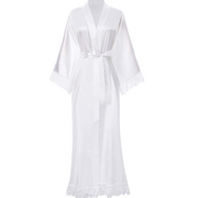 Heidi-Mode | Lange Bademantel aus Satin mit Spitzen Details