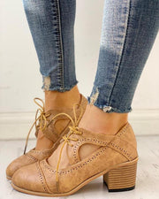 Vegane Sommer-Brogue Heels – Blockabsatz, Perforation, Komfort