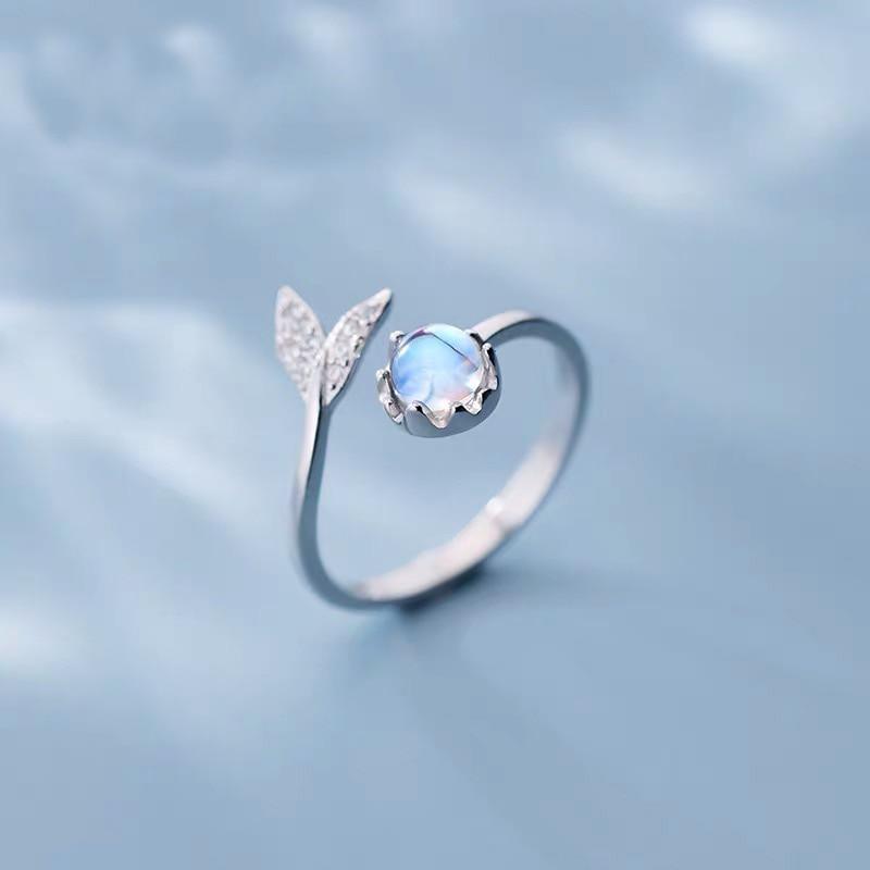 Verstellbarer Ring mit Delfinschwanz in Silber und blauen Zirkonia