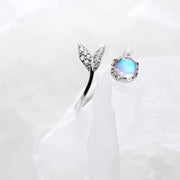 Verstellbarer Ring mit Delfinschwanz in Silber und blauen Zirkonia