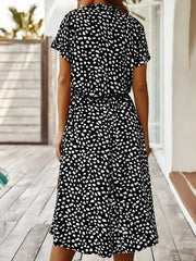 Rosea Kleid mit V-Ausschnitt und Rüschen