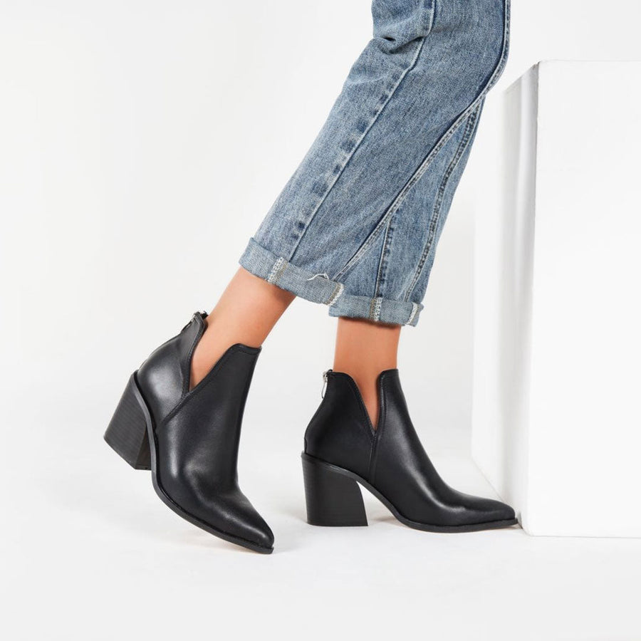 Amelia - Retro Kunstleder spitze Zehe Kerbe Chunky Heel Ankle Stiefel