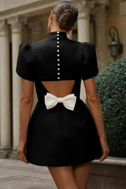 Kurzes Abendkleid mit strukturierten Ärmeln für Cocktailpartys