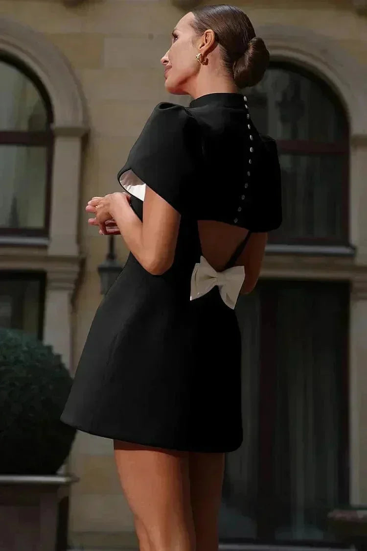 Kurzes Abendkleid mit strukturierten Ärmeln für Cocktailpartys