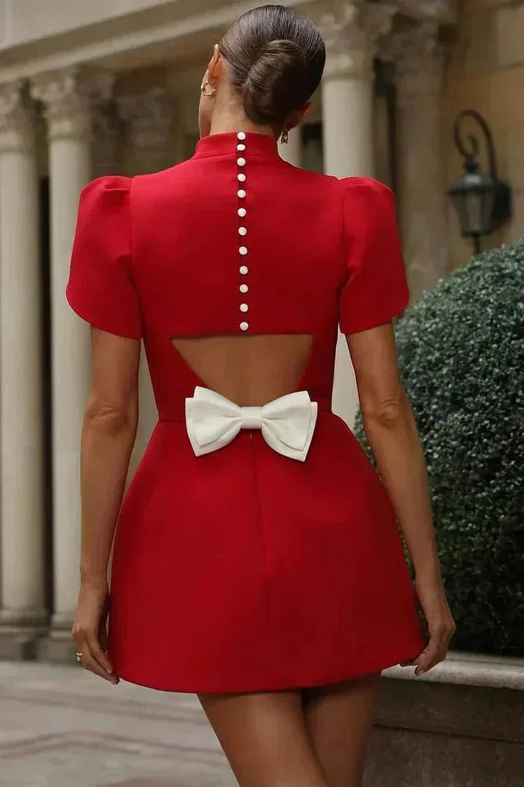 Kurzes Abendkleid mit strukturierten Ärmeln für Cocktailpartys