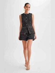 romy – ärmelloser jeans-zweiteiler mit taillierter weste & shorts