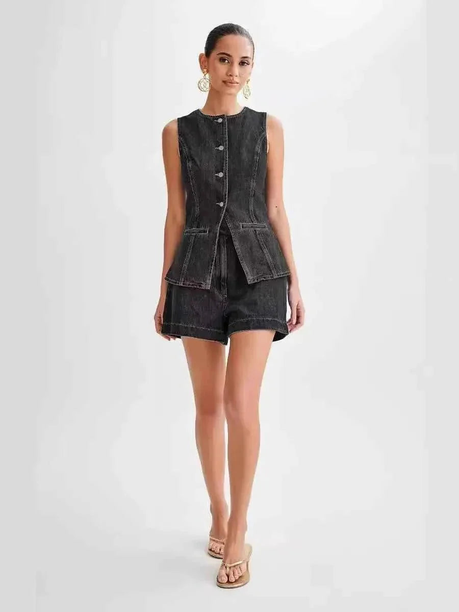 romy – ärmelloser jeans-zweiteiler mit taillierter weste & shorts