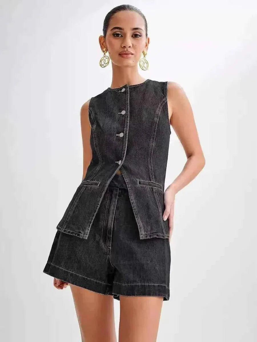 romy – ärmelloser jeans-zweiteiler mit taillierter weste & shorts