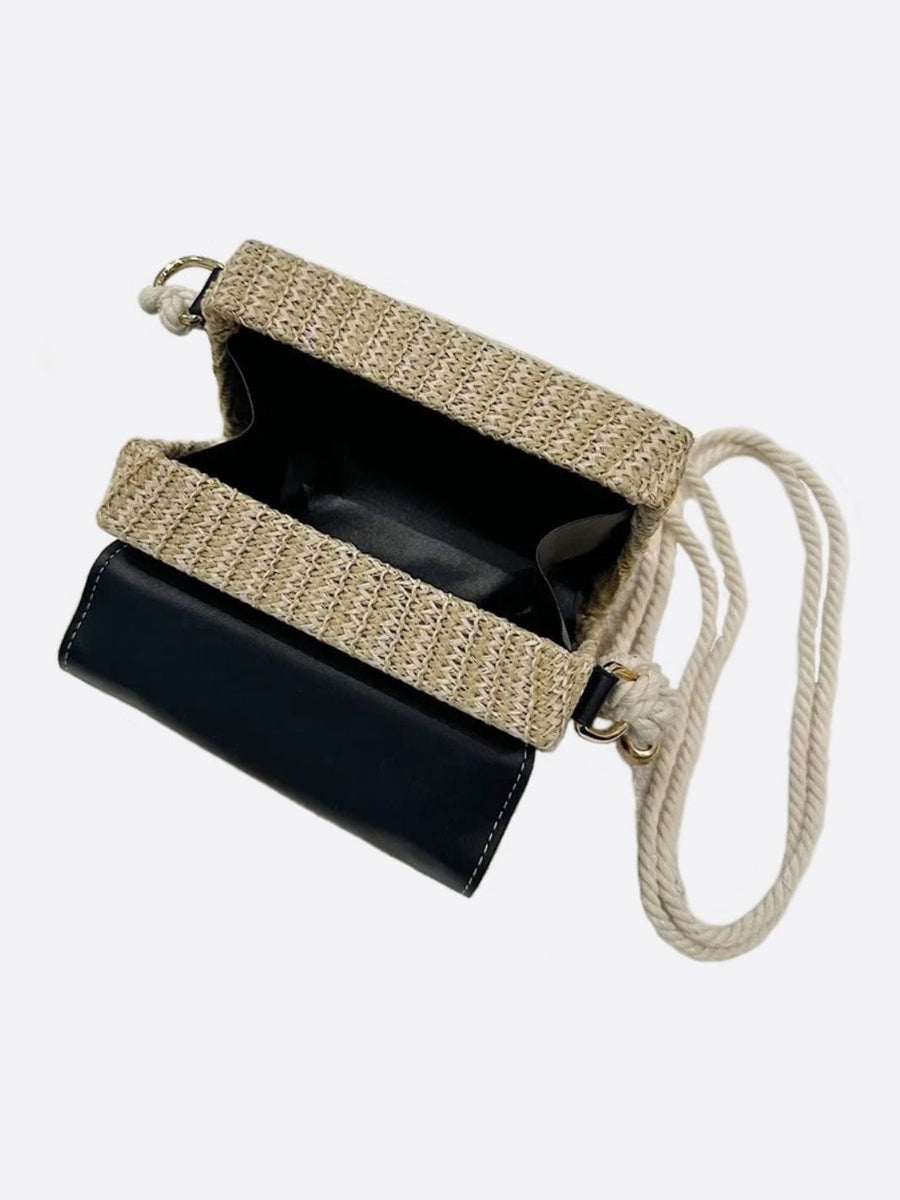 Livia | Kleine Damen-Strohtasche mit schwarzer Kunstleder-Klappe, Henkel & abnehmbarem Schultergurt – Crossbody- & Handtasche für Sommer