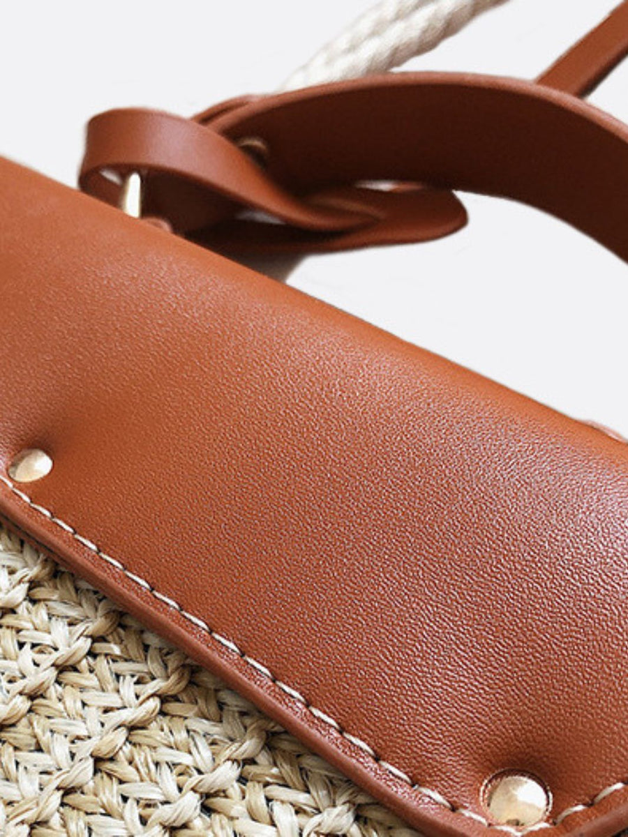 Livia | Kleine Damen-Strohtasche mit schwarzer Kunstleder-Klappe, Henkel & abnehmbarem Schultergurt – Crossbody- & Handtasche für Sommer