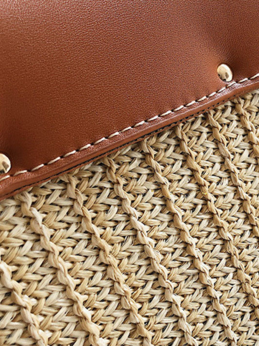 Livia | Kleine Damen-Strohtasche mit schwarzer Kunstleder-Klappe, Henkel & abnehmbarem Schultergurt – Crossbody- & Handtasche für Sommer
