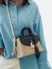 Livia | Kleine Damen-Strohtasche mit schwarzer Kunstleder-Klappe, Henkel & abnehmbarem Schultergurt – Crossbody- & Handtasche für Sommer