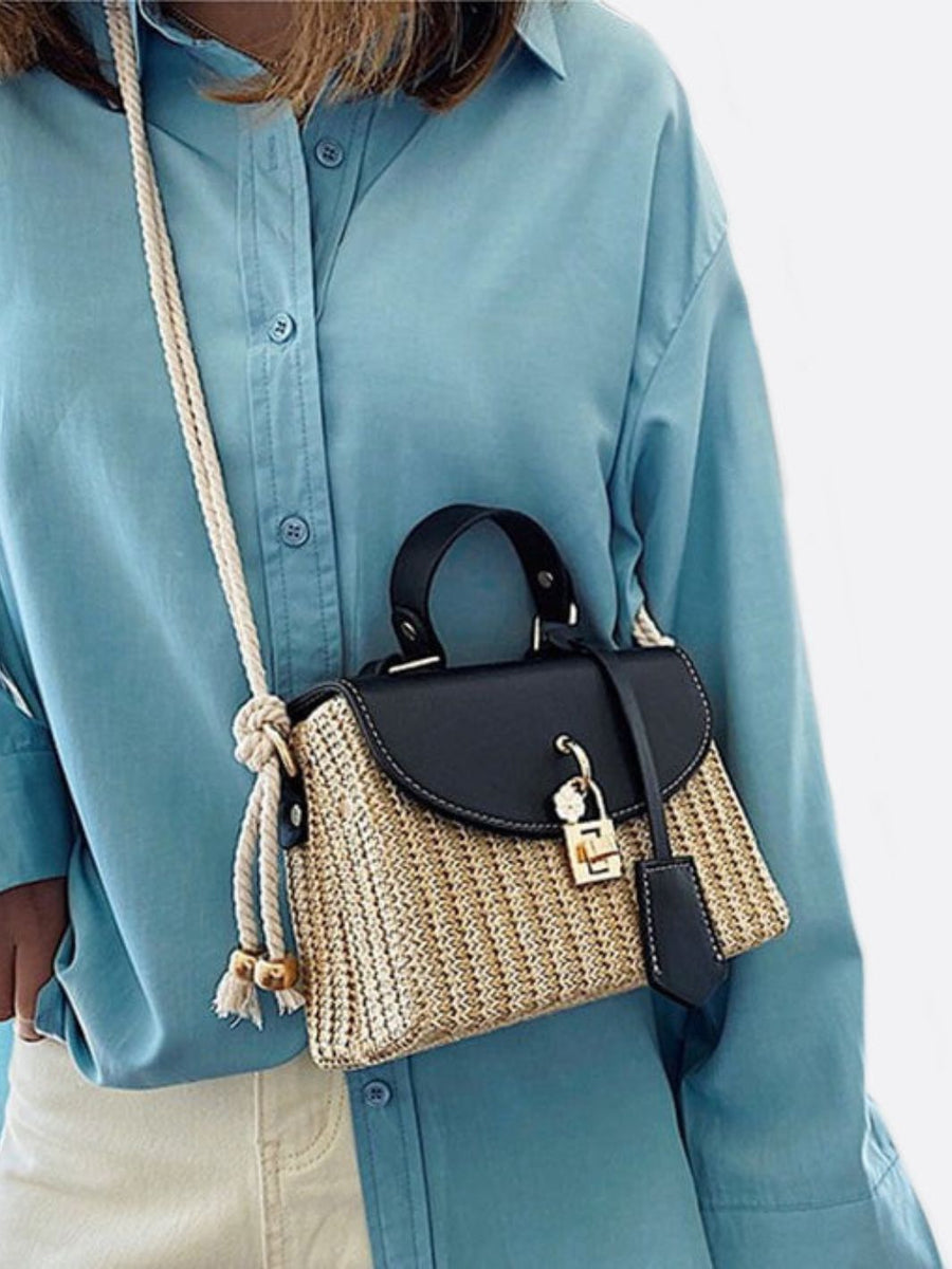 Livia | Kleine Damen-Strohtasche mit schwarzer Kunstleder-Klappe, Henkel & abnehmbarem Schultergurt – Crossbody- & Handtasche für Sommer