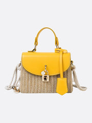 Livia | Kleine Damen-Strohtasche mit schwarzer Kunstleder-Klappe, Henkel & abnehmbarem Schultergurt – Crossbody- & Handtasche für Sommer
