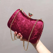 Sara | Weinrote Samt-Clutch mit Schmuckverschluss & Metallgriff – Elegante Abendtasche für Damen