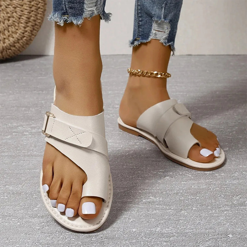 Heidi-Mode | Stylische Flache Zehentrenner Sandalen für Einen Trendigen Look