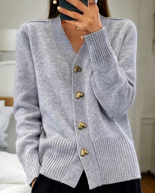 Irmgard – Weicher Cardigan mit Herzknöpfen