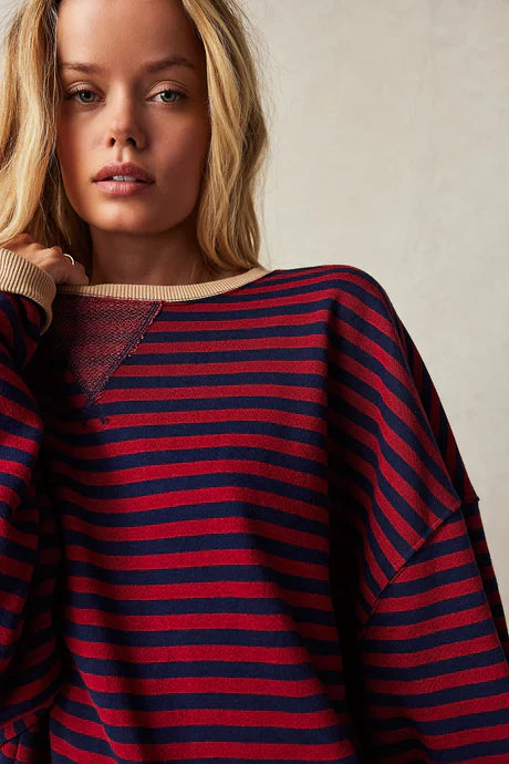 Helen Gestreifter Oversize Pullover mit Küstenflair | Schwarz / Rot