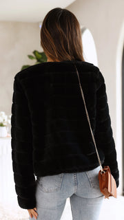 Kurze Damen-Übergangsjacke aus Kunstfell mit offenem Kragen
