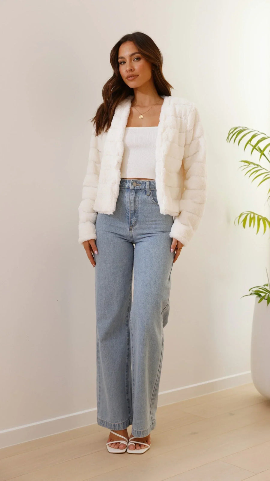 Kurze Damen-Übergangsjacke aus Kunstfell mit offenem Kragen