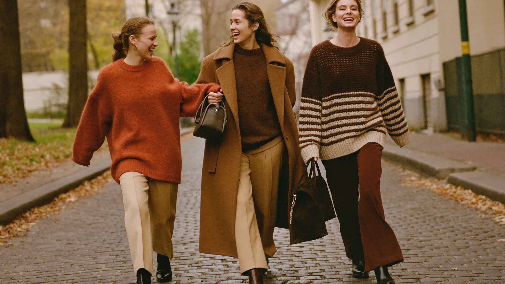 Drei Frauen in Herbststrick